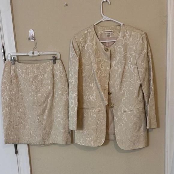 Elegant Cream Skirt Suit Set - Picture 2 of 8